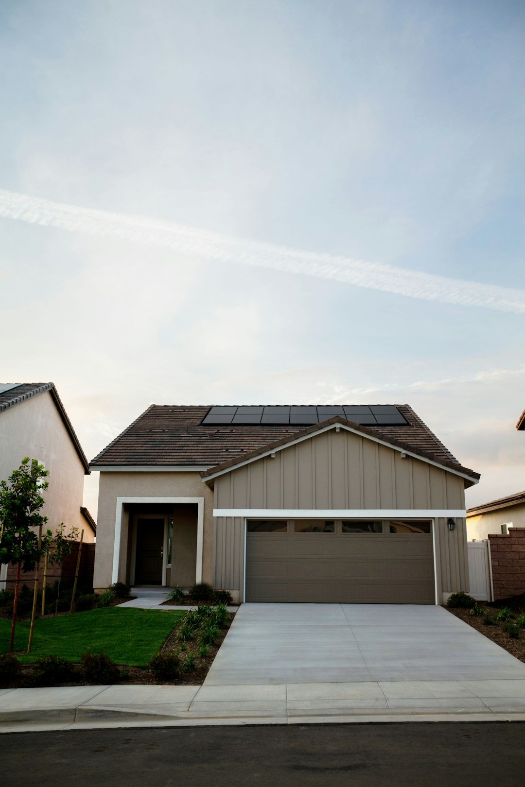 Home Vivint Solar - Solar Panels on small home with driveway from street.
